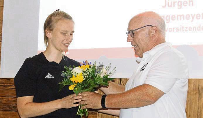 Annika Flaßkamp (l.) legt ihr Amt als FLVW-Assistentin für die Kreise Lippstadt und Soest nieder. Kreisvorsitzender Jürgen Niggemeyer verabschiedete sie. Foto: Heinke