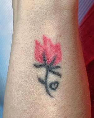 Angefangen mit einer Blume entwickelten sich die Tattoos von Anna Burmann bis hin zu einem Buddha. Fotos: Bsdurek