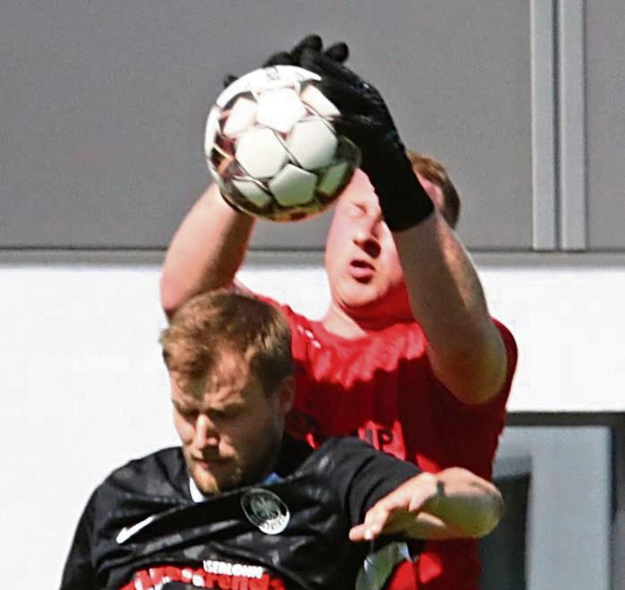 Hier packt Jan Konrad zu: Der Keeper des SuS Bad Westernkotten hielt seinen Kasten beim FC Altenhof sauber, und am Ende siegte die SuS-Elf mit 2:0. Foto: Wiegand