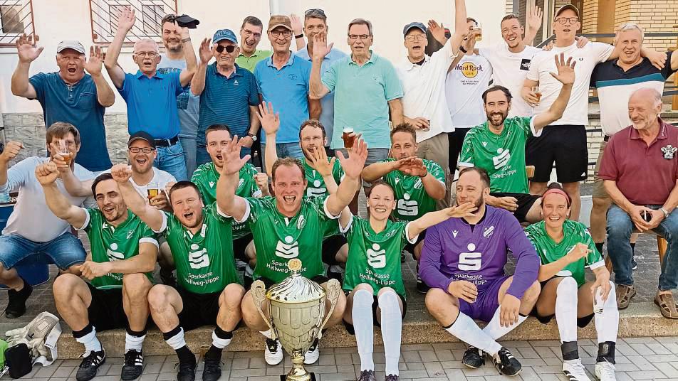 Wir haben den Pott! Beste Stimmung herrschte nach Turnierende im Lager der AH-Truppe von Germania Stirpe, die sich ungeschlagen den Stadtmeistertitel sicherte.