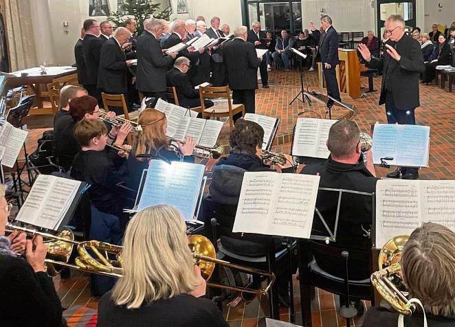 Es gab Musik – aber auch amüsante Weihnachtsgeschichten bei dem gemeinsamen Konzert. Foto: Benjamin Korf