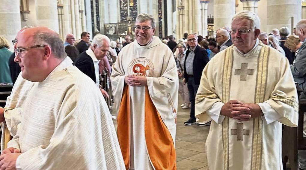Pater Radina (M.) freute sich über reichlich Anerkennung zum Jubiläum Foto: Boronowsky