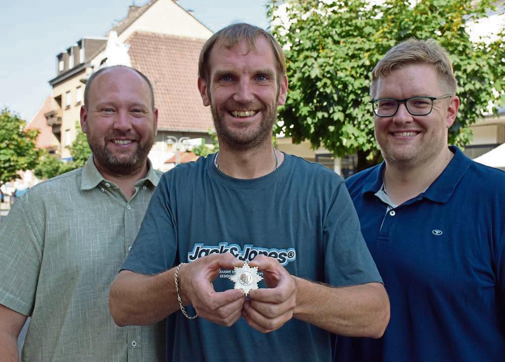 Ordentliche Freude über den Fund herrscht bei Oberst Sascha Düsing, Finder und Major Schütte und Archivar Christoph Schütte. Foto: Kossack