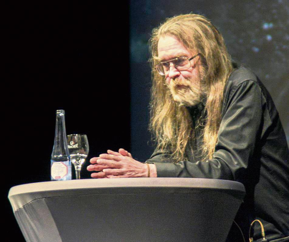 Im Anschluss an seine Lesung signierte Wolfgang Hohlbein, der sich als sehr nahbar zeigte, im Foyer Bücher. Foto: Helga Wissing