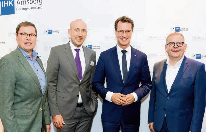 Dass Ministerpräsident Hendrik Wüst ebenso wie Kabinettsmitglieder den Dialog mit der Region und den Firmen suche, freut den Arnsberger IHK-Präsidenten Andreas Knappstein (r.). Die Begrüßung übernahmen auch Ralf Stoffels (l., IHK-NRW) und Jörg Nolte (Hauptgeschäftsführer).
