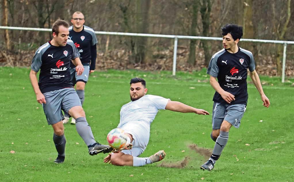 Das Team von Viktoria Lippstadt (dunkle Trikots) freut sich am Sonntag auf eine echte Standortbestimmung. Zu Gast in der Knepper-Arena ist der SuS Cappel II. Foto: Feichtinger
