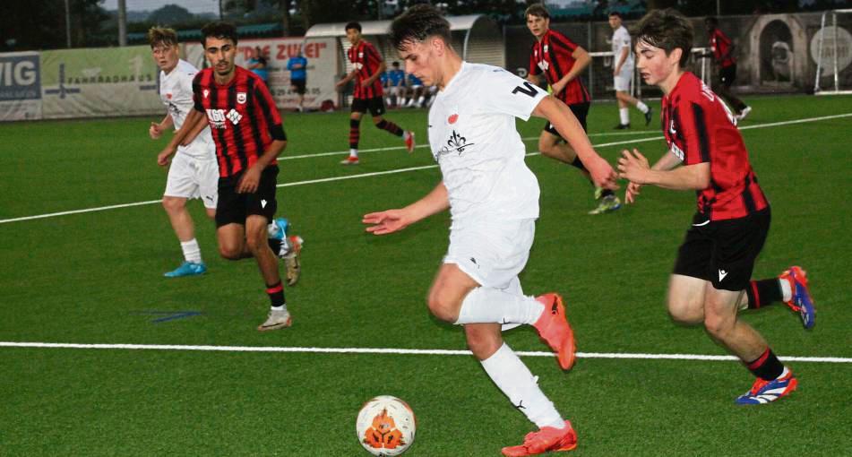 Die A-Junioren des SV Lippstadt (in Rot) gewannen das Kreispokal-Halbfinale beim TuS Lipperode deutlich mit 4:0. Foto: Dannhausen