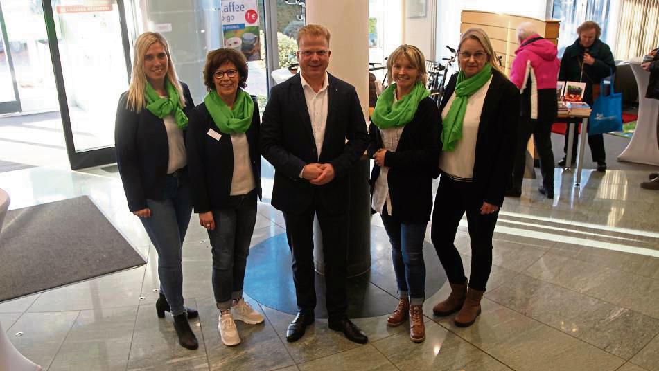 Das Team der Tourist-Information und Heilbad GmbH rund um Geschäftsführer Mike Bernasco fühlt sich in der ehemaligen Sparkasse schon pudelwohl. Foto: Puls