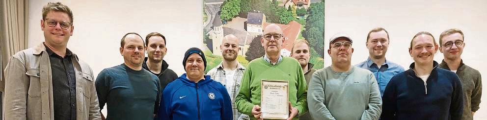 Der Vorstand (v.l.): Nicolai Schindler (Oberst), Frederic Schmidt (Bataillonskommandeur), Rüdiger Peitz (Kassenprüfer), Patrick Haberstroh (Offizier 1. Fahne), Christoph Hermes (Rendant), Guido Köhne (Ehrenhauptmann), Daniel Fockers (stellvertretender Platzmajor), Sven Schröder (Offizier 1. Fahne), Philipp Dirks (Schießoffizier), Nils Walter (König) und Jörn Hoppe (Beisitzer).
