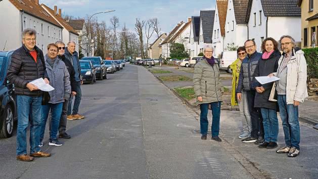 Ortsbegehung: Hans-Dieter Marche (l.), Vorsitzender der BG-Fraktion, sprach mit Anliegern über die Neugestaltung der Straße Am Weinberg. Sie soll zur Fahrradstraße werden.