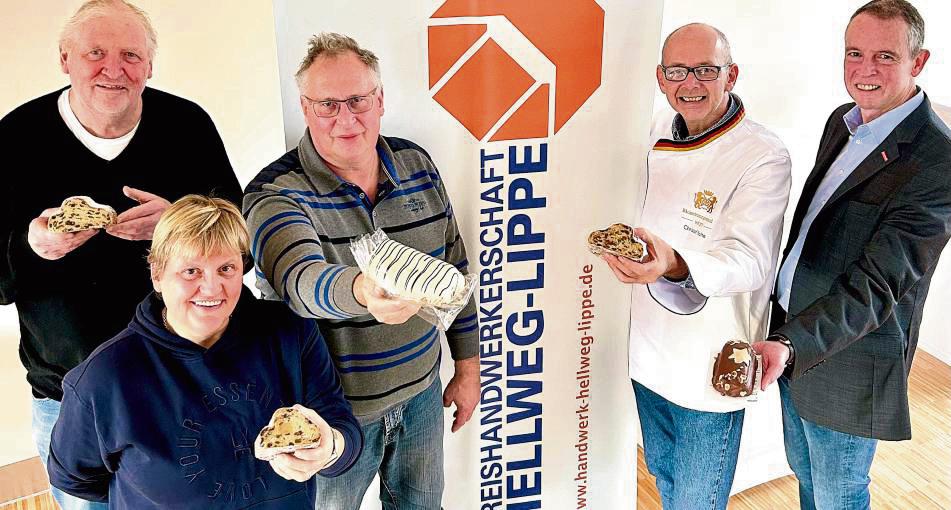 Es ist Stollen-Zeit, meinen auch (v.l.) Jürgen und Christiane Bals, Obermeister Detlef Kunkel, Prüfer Christof Nolte und Ludger Westermann.