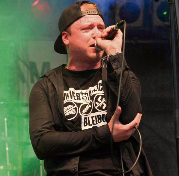 Onan!-Sänger Jan Gerke hat den Laden fest im Griff.