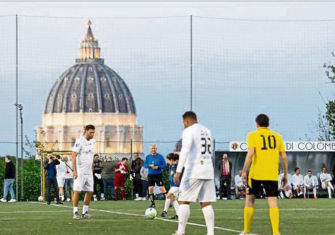 Im Schatten des Petersdoms trat das Kinderlachen-Team (in Weiß) von Matze Knop gegen die Nationalmannschaft des Vatikan zum Benefizspiel an.