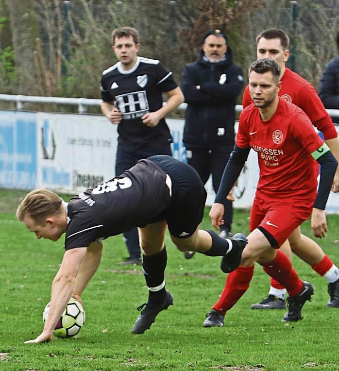 1:1 trennten sich die Mannschaften von Germania Esbeck (in Rot) und vom SuS Störmede. Foto: Lütkehaus