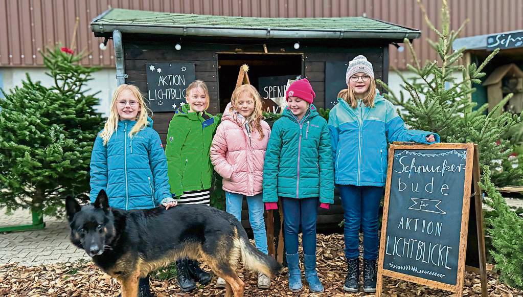Sichtlich stolz auf die eigene Bude: Greta (v.l.), Annabell, Lara, Hannah und Anna. Foto: N. Wissing