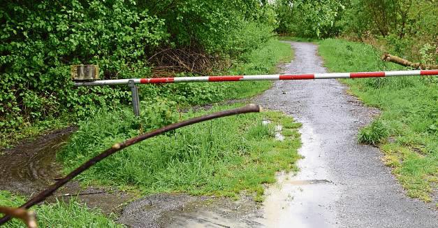 Schikane für Radler: Die Schranke am Stockheimer Bruch soll weg. Foto: Kossack