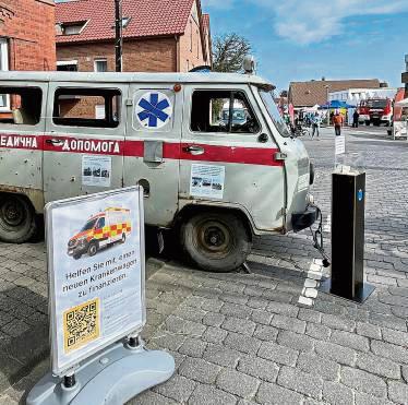 Der beschossene ukrainische Rettungswagen kann auf dem Wochenmarkt in Rietberg angesehen werden.