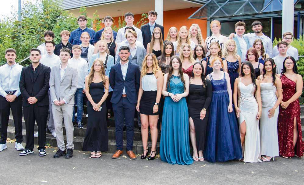 Die Absolventen der Höheren Handelsschule am Lippe-Berufskolleg erhielten ihre Zeugnisse. Stellvertretend bedankte sich Enrico Piscopiello bei Eltern und Lehrer – die den Schülern manchmal mehr zugetraut hätten als diese sich selbst.