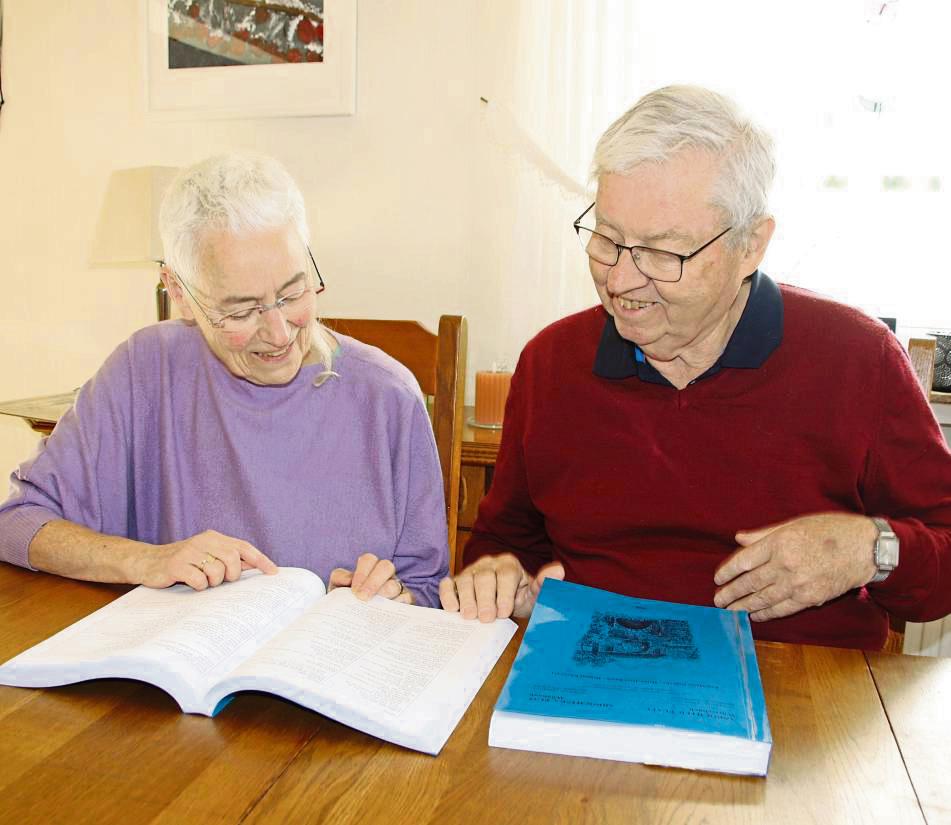 Sind stolz auf ihr Werk: Eva-Maria Rellecke und Heinz-Josef Busch. Foto: Meschede