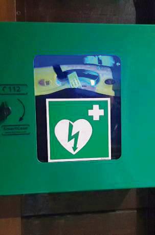 Am Mönninghauser Sportheim hängt nun endlich ein Defibrillator.