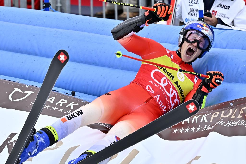 In dieser Saison eine Klasse für sich: Der Schweizer Ski-Star Marco Odermatt. - Foto: Jean-Christophe Bott/KEYSTONE/dpa