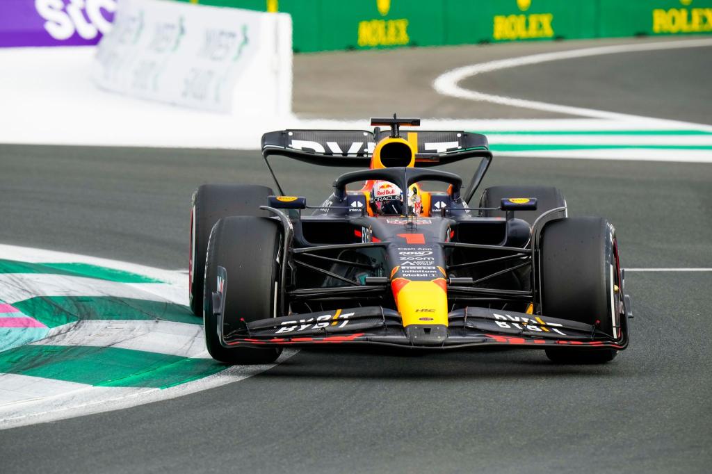 Der Niederländer Max Verstappen fährt im Red-Bull-Boliden auf der Strecke. - Foto: Luca Bruno/AP/dpa