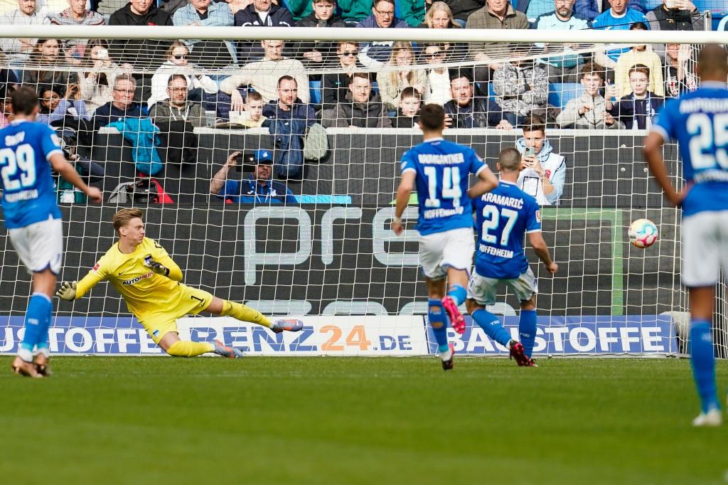 Hoffenheims Andrej Kramaric (2.v.r) trifft vom Elfmeterpunkt zum 2:0 gegen Herthas Torwart Oliver Christensen (2.v.l). - Foto: Uwe Anspach/dpa