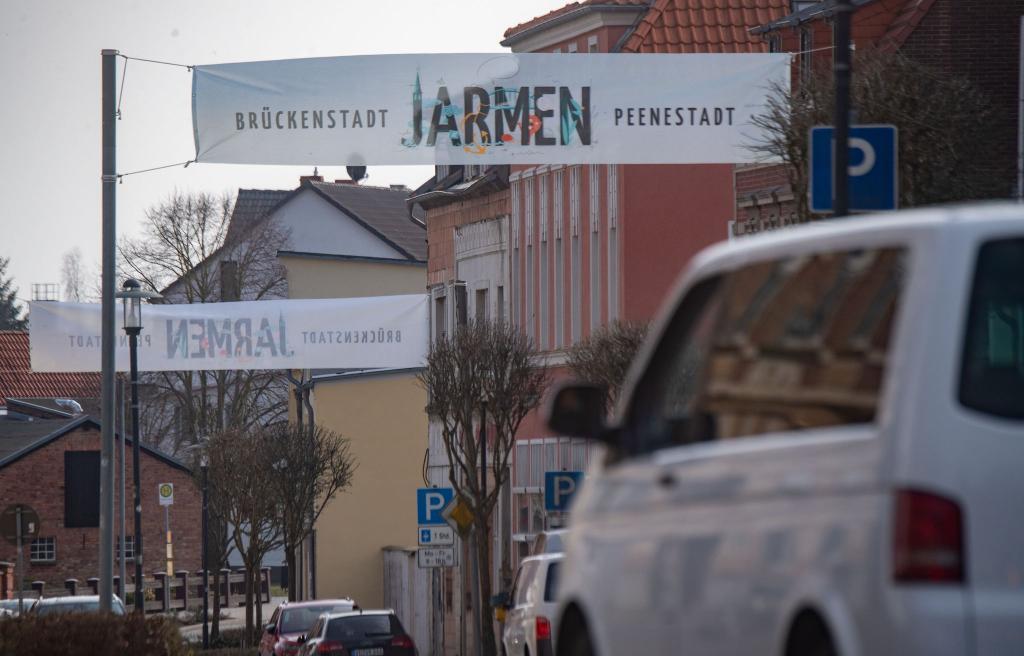 In Jarmen ist ein Polizist mit einem Messer schwer verletzt worden. Der Angreifer ist einer Schussverletzungen erlegen. - Foto: Stefan Sauer/dpa