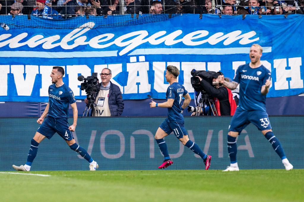 Bochums Erhan Masovic (l-r), Takuma Asano und Philipp Hofmann jubeln nach dem Tor zum 1:0. - Foto: David Inderlied/dpa