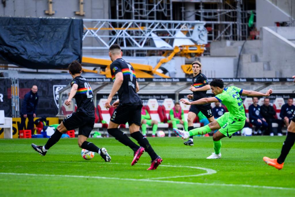 Omar Marmoush (r) erzielt das Tor zur Wolfsburger 1:0-Führung in Stuttgart. - Foto: Tom Weller/dpa