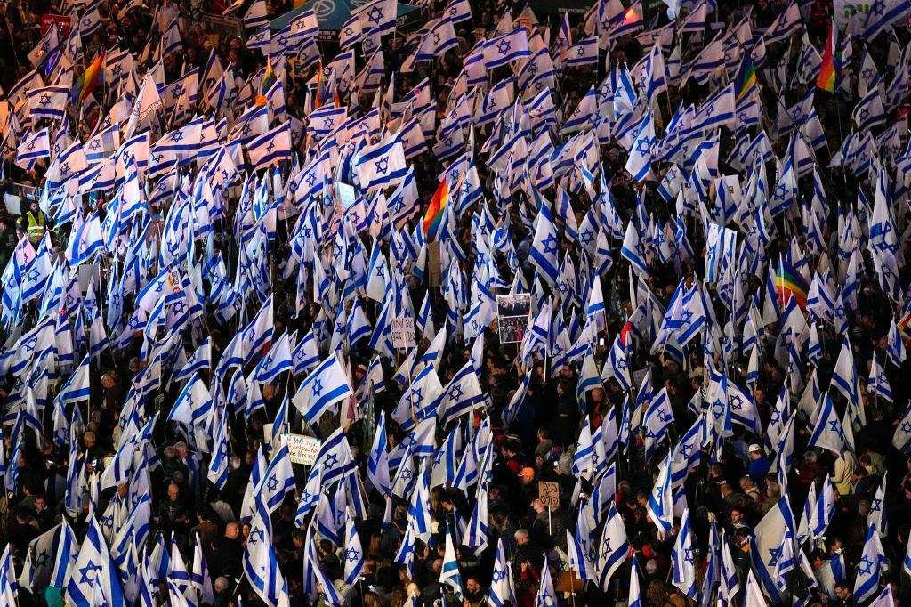 Tausende Demonstranten sind hier in Tel Aviv auf die Straße gegangen um gegen die geplante Justizreform zu protestieren. - Foto: Tsafrir Abayov/AP