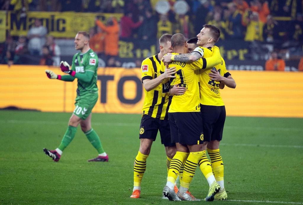 Dortmunds Marco Reus (r) jubelt mit den Teamkollegen über seinen Treffer zum 6:1. Hinten Kölns Torwart Marvin Schwäbe. - Foto: Bernd Thissen/dpa