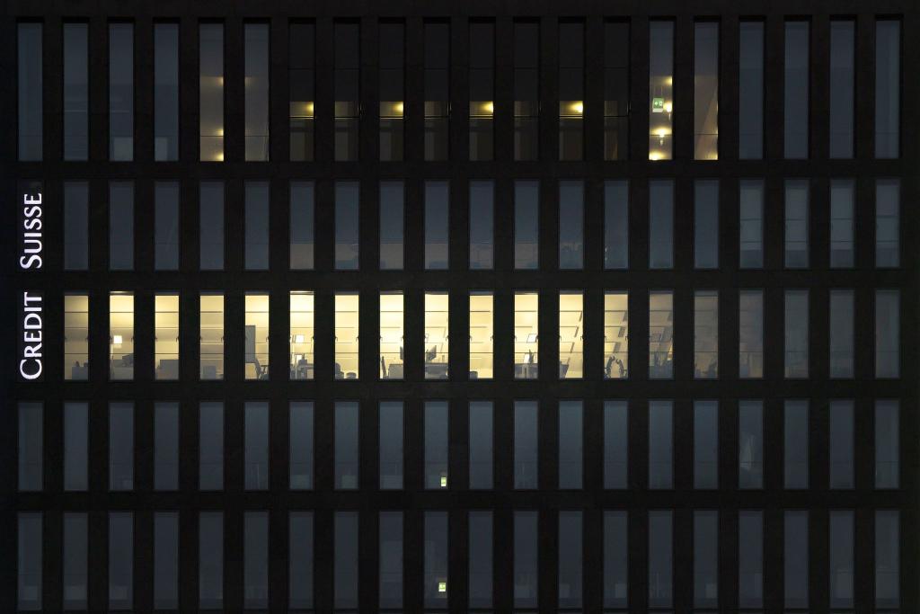 Das Logo an einem Gebäude der Credit Suisse Bank in Zürich-Oerlikon. Angesichts eines Kurseinbruchs und starker Verunsicherung um die Crédit Suisse will die Schweizer Nationalbank (SNB) dem Finanzinstitut bei Bedarf Liquidität zur Verfügung stellen. - Foto: Michael Buholzer/KEYSTONE/dpa