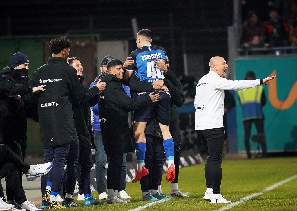 Darmstadts Filip Stojilkovic (2.v.r) jubelt mit den Teamkollegen über seinen Treffer zum 1:0. - Foto: Hasan Bratic/dpa
