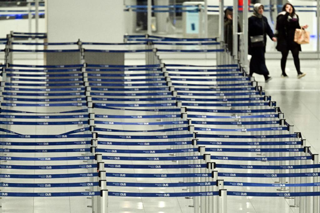 Am Freitag waren an den beiden größten Airports in NRW, Köln und Düsseldorf, insgesamt Hunderte Flüge ausgefallen. - Foto: Federico Gambarini/dpa