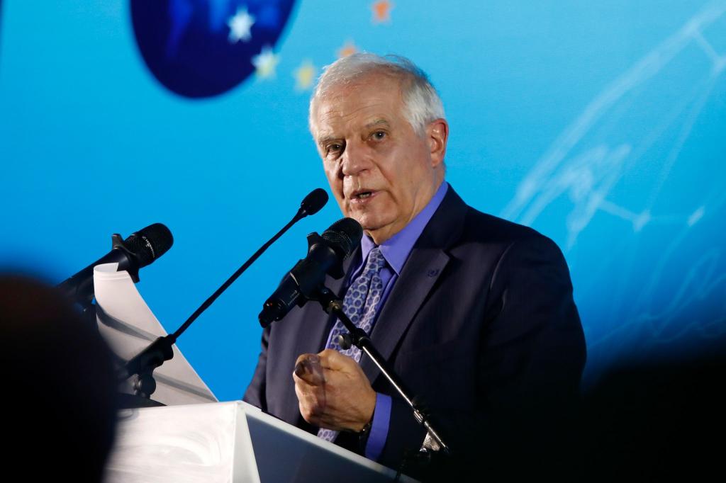 EU-Außenbeauftragter Josep Borrell spricht nach dem Treffen zwischen Spitzenvertretern Serbiens und des Kosovos mit Journalisten. - Foto: Boris Grdanoski/AP/dpa