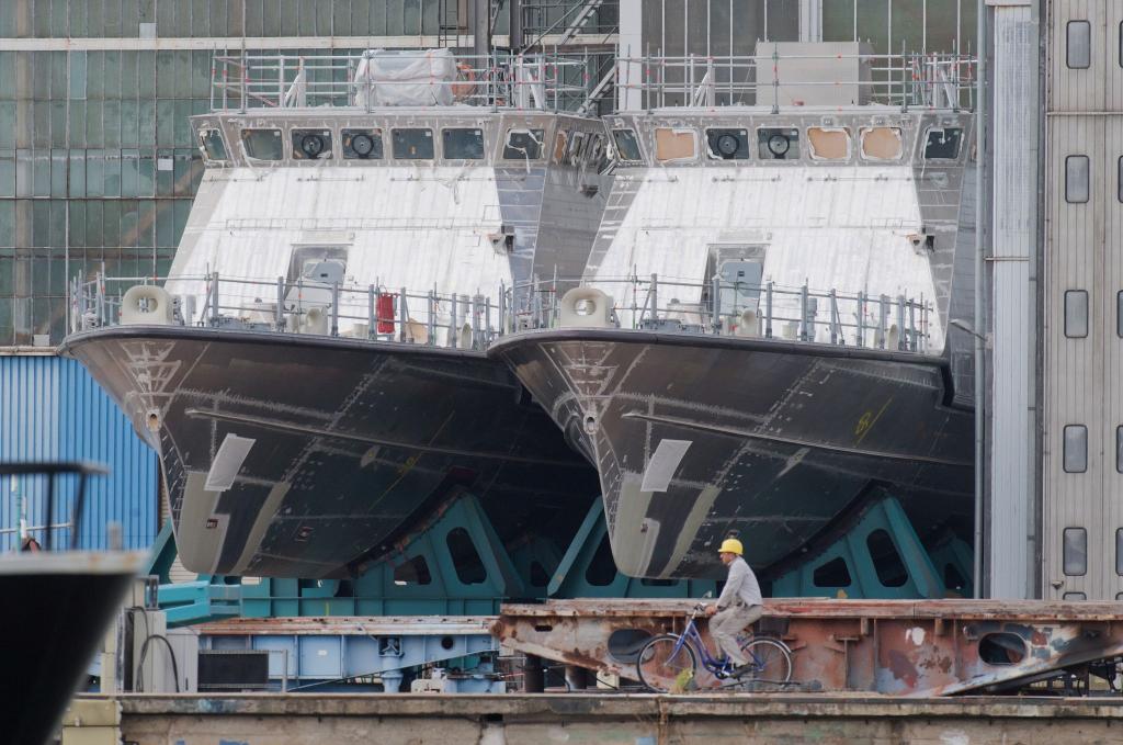 Patrouillenboote für Saudi-Arabien liegen auf dem Werftgelände der Peene-Werft. - Foto: Stefan Sauer/zb/dpa
