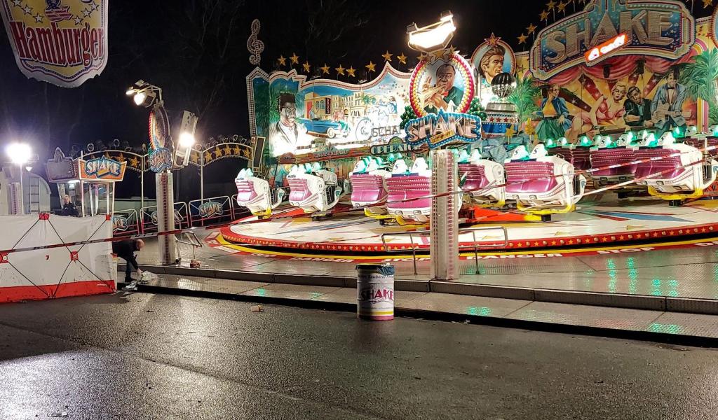 Das Volksfest Send wird wegen der Tat vorzeitig abgebrochen. - Foto: David Poggemann/Nord-West-Media /dpa