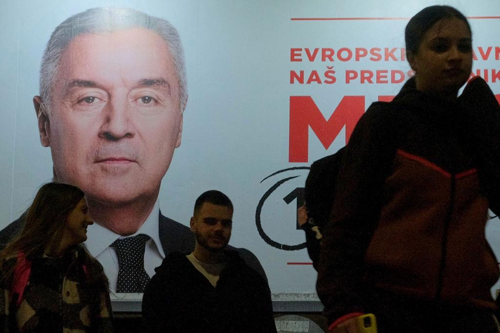 Der Wahlkampf ist zu Ende: Menschen gehen an einem Plakat des pro-westlichen Amtsinhabers Milo Djukanovic vorbei. - Foto: Risto Bozovic/AP/dpa