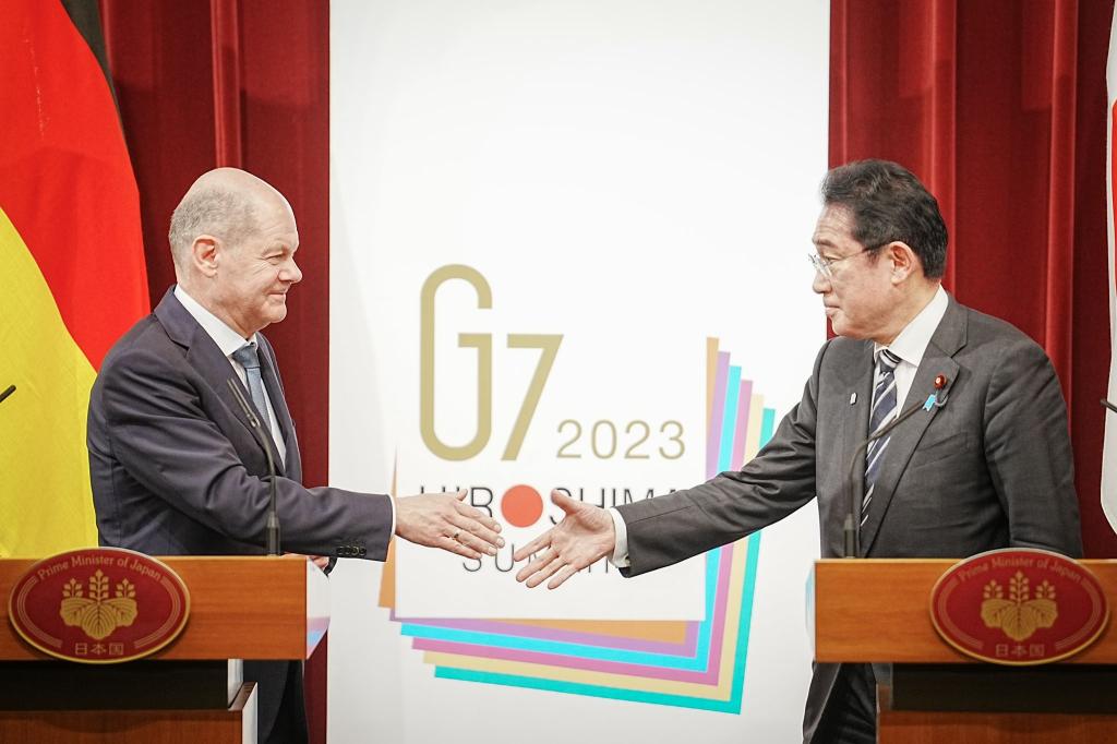 Shakehands: Bundeskanzler Olaf Scholz (l.) und Japans Ministerpräsident Fumio Kishida. - Foto: Kay Nietfeld/dpa