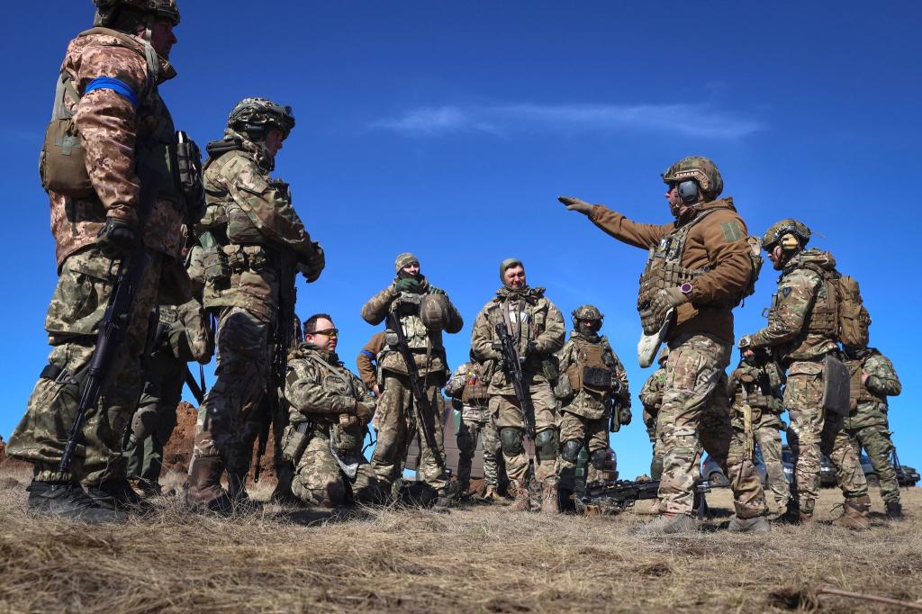 Soldaten einer Territorialverteidigungsbrigade während einer militärischen Übung auf einem Übungsplatz in der Region Saporischschja. - Foto: Kateryna Klochko/AP
