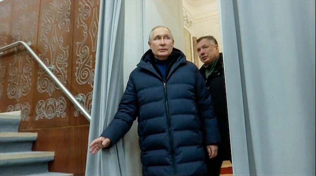 Russlands Präsident Wladimir Putin in Begleitung des stellvertretenden Ministerpräsidenten Marat Khusnullin. - Foto: Russian TV/AP/dpa