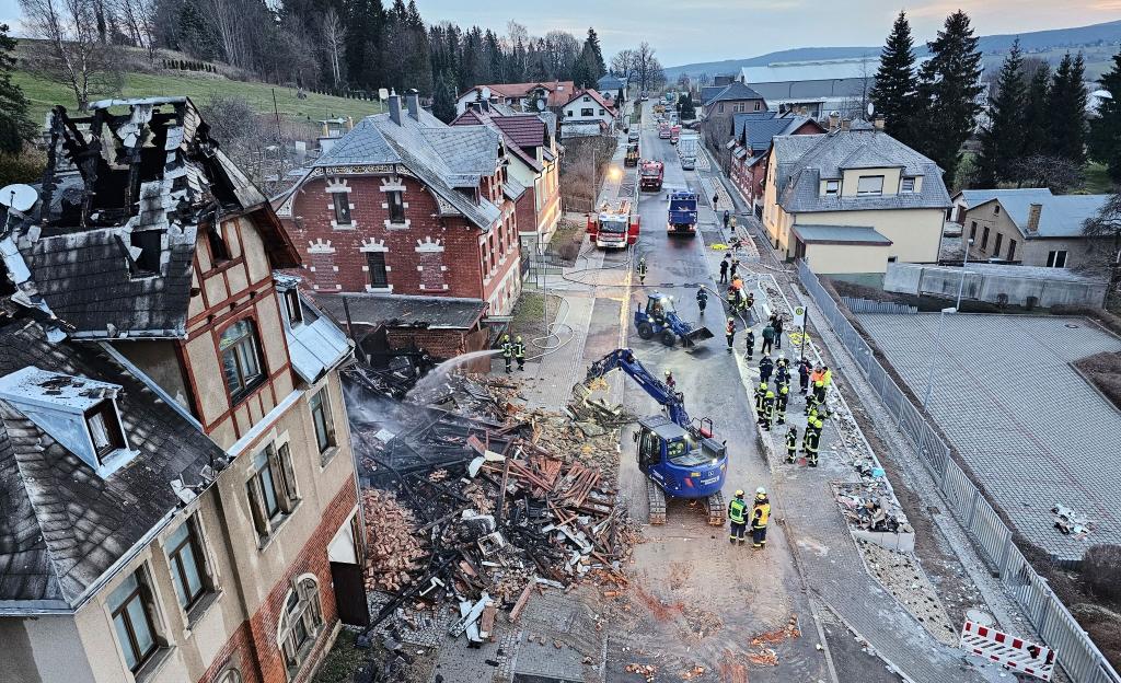 Die Ursache für den Brand ist bisher unklar, nach Polizeiangaben nahmen Anwohner «zunächst eine laute Explosion wahr». - Foto: Mike Müller/dpa