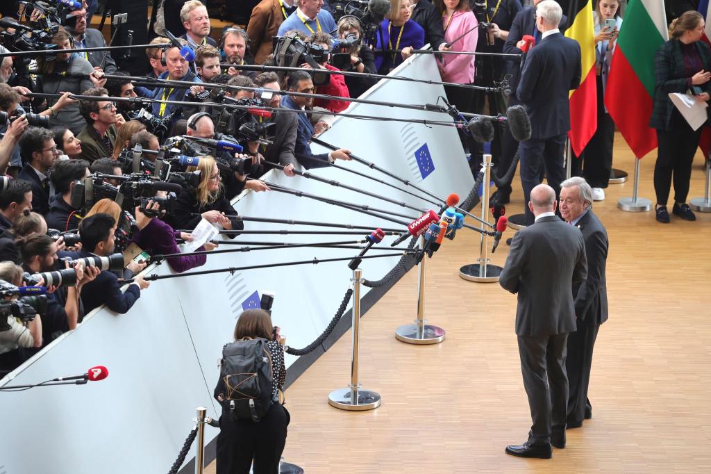 EU-Ratspräsident Charles Michel (vorne,r) und UN-Generalsekretär Antonio Guterres (2.v.r) präsentieren sich beim EU-Gipfel in Brüssel geeint. - Foto: Olivier Matthys/AP