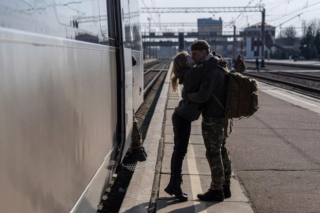 Auf dem Bahnhof im ukrainischen Kramatorsk küsst ein ukrainischer Soldat seine Partnerin. Präsident Wolodymyr Selenskyj hat nach einem Besuch der Frontgebiete im Osten des Landes von großem Leid, aber auch von Hoffnung gesprochen. - Foto: Evgeniy Maloletka/AP