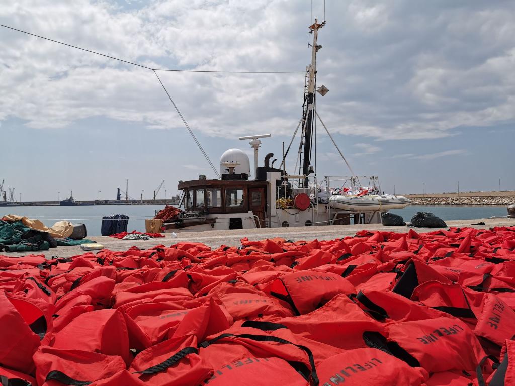 Rettungswesten liegen an einem italienischen Hafen (Archivbild). - Foto: Johannes Filous/dpa