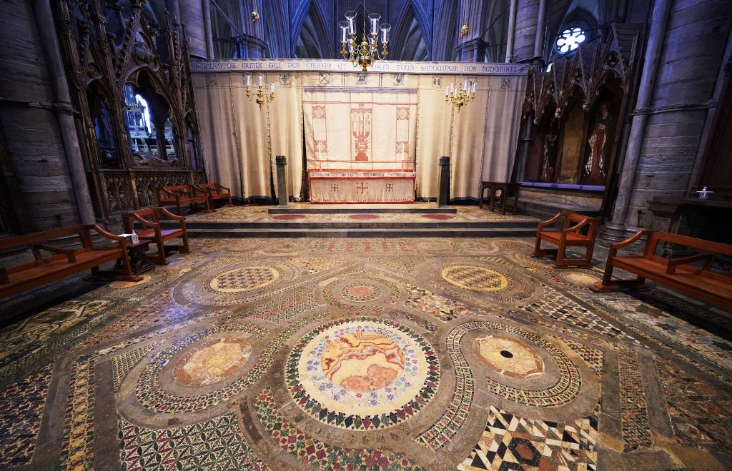 Auf dem Kosmaten-Belag in der Westminster Abbey wird der Stuhl für die Krönung von König Charles III. platziert. - Foto: Jonathan Brady/PA Wire/dpa