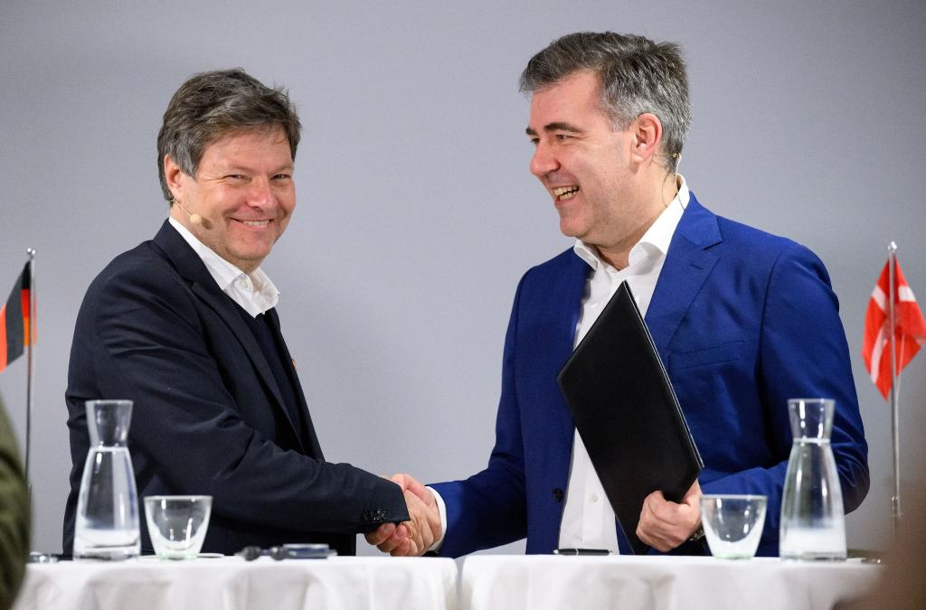 Wirtschaftsminister Robert Habeck (Grüne, l) unterzeichnete zusammen mit dem dänischen Klimaminister Lars Aagaard eine Kooperationserklärung. - Foto: Bernd von Jutrczenka/dpa