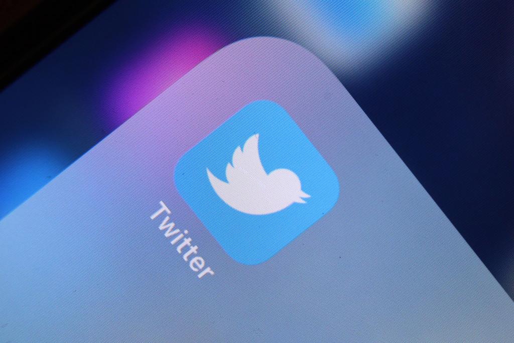 Bei Twitter können sich die Nutzer Tweets entweder in chronologischer Reihenfolge anzeigen lassen oder von Software ausgewählt. - Foto: Karl-Josef Hildenbrand/dpa
