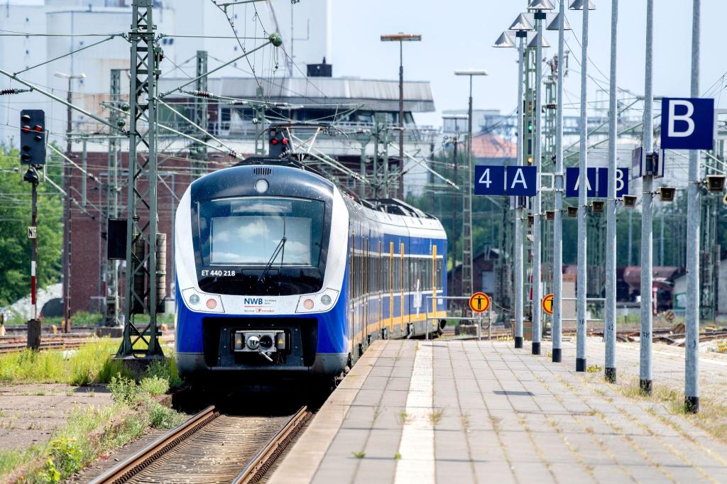 Eine S-Bahn der NordWestBahn auf dem Weg nach Bremen. (Symbolbild) - Foto: Hauke-Christian Dittrich/dpa
